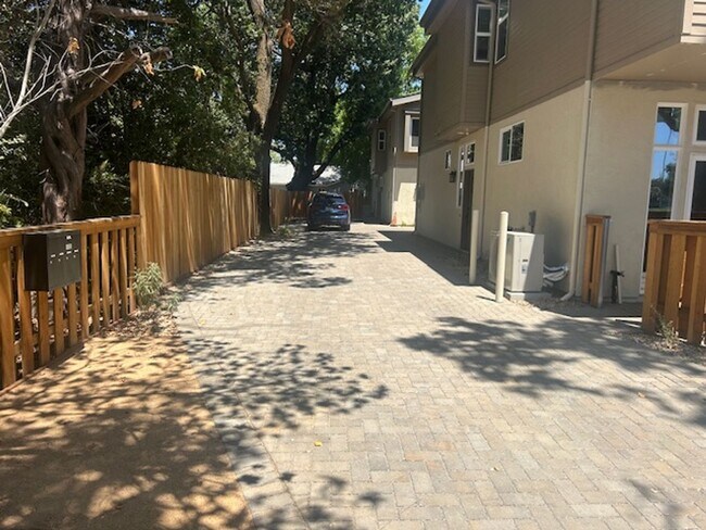 Building Photo - BRAND NEW! 3 bed 2.5 bath Right Next to UCD