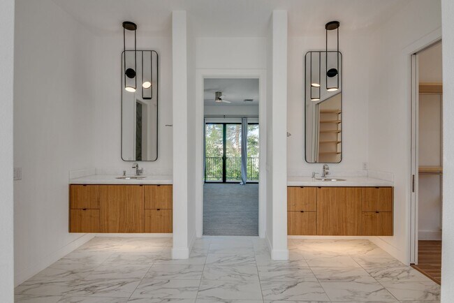 Building Photo - Luxury Summerlin Living in Gated Canyon Cr...