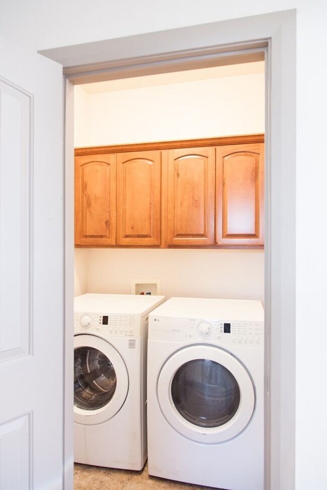 Building Photo - 3 Bedroom Single-Family Home in Central Hu...
