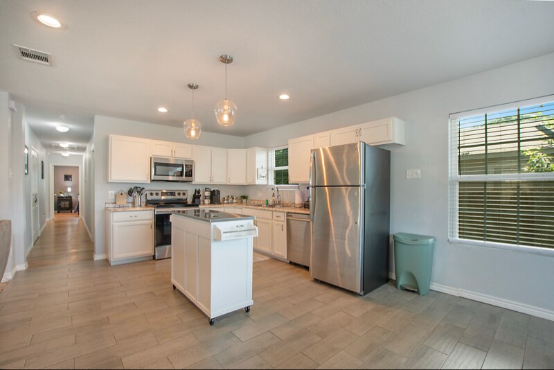 Building Photo - 958 E Allen Ave