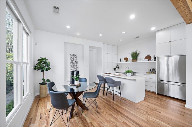 Building Photo - 2437 North Blvd