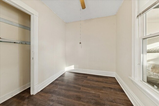 Building Photo - 2144 W Montrose Ave