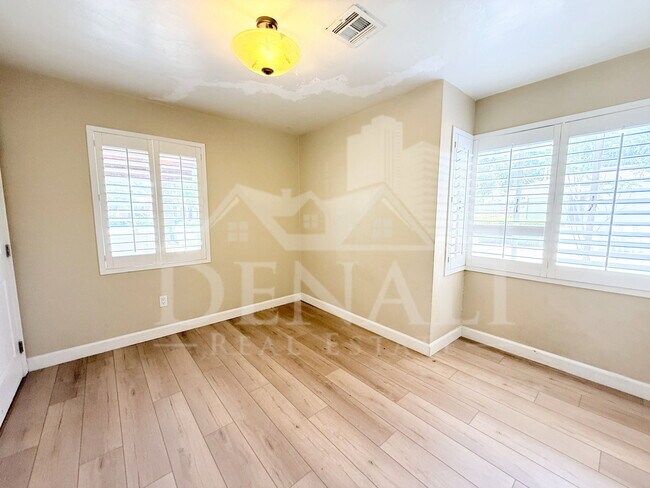 Building Photo - 1326 W Palm Ln