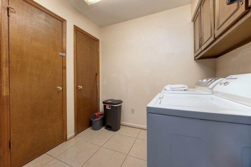 Building Photo - 4629 Rosemont Dr