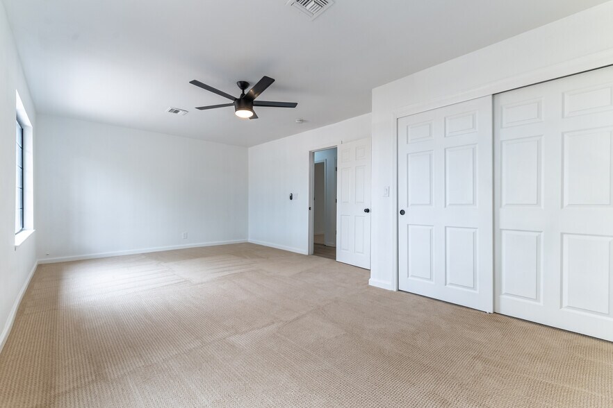 Building Photo - 700 Glen Abbey Cir