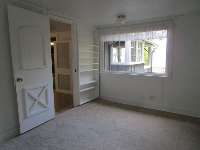 Building Photo - 3722 Forest Beach Dr NW