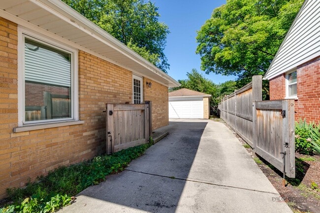 Building Photo - 519 Dawes St