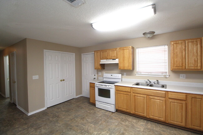 Building Photo - Updated 3BR/1BA Home with Fenced Yard in C...