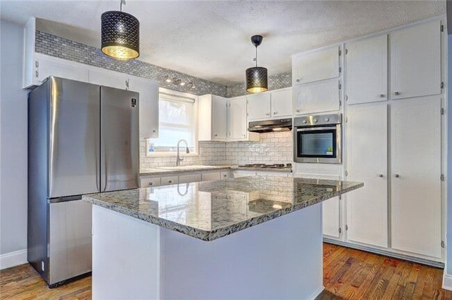 Building Photo - 667 Tara Cir SE