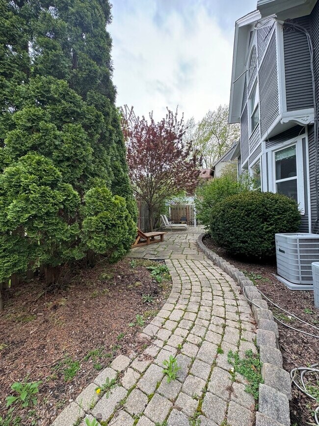 Building Photo - 103 S 4th St