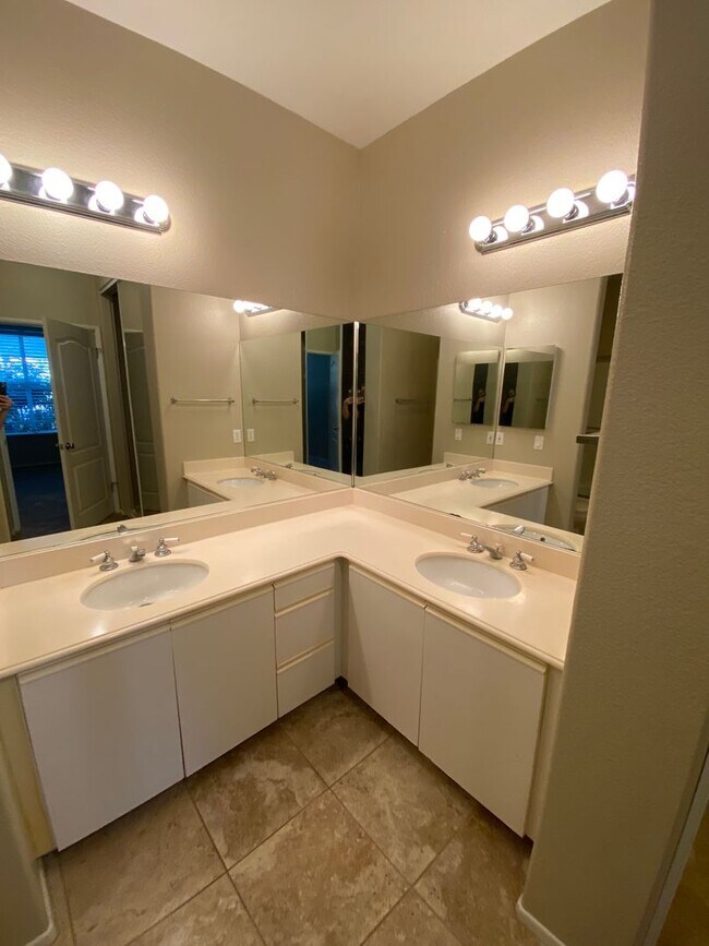 Building Photo - 2 Bed/2 Bath Condo in Martinique Complex -...