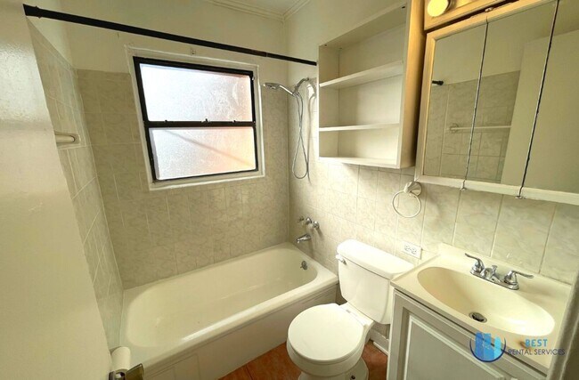 Building Photo - 3-bedroom, 1-bathroom house located in the...