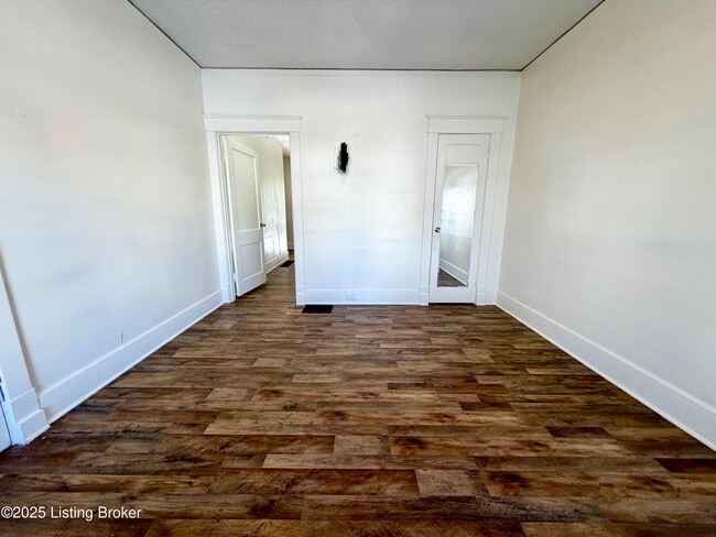 Building Photo - 2320 W Oak St