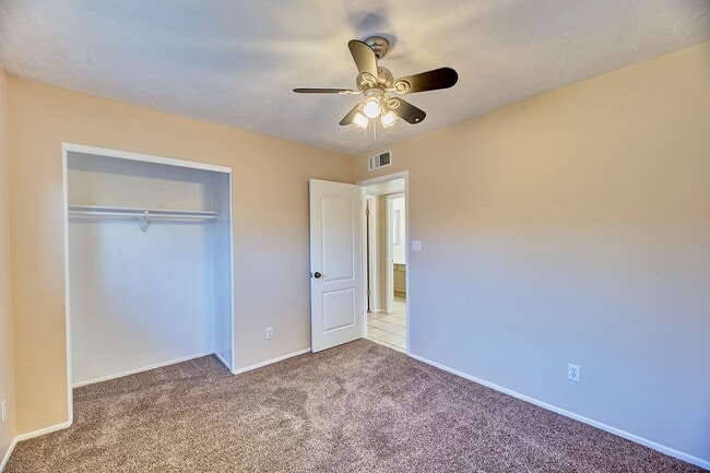 Building Photo - Garden Dr