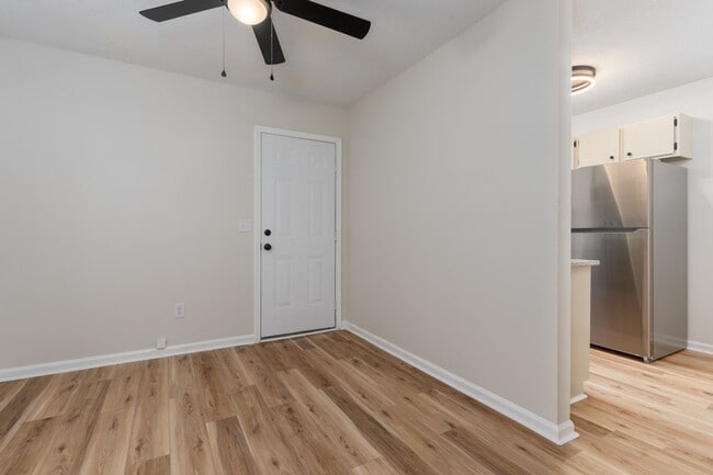 Building Photo - Newly renovated unit close to I-77 and I-20