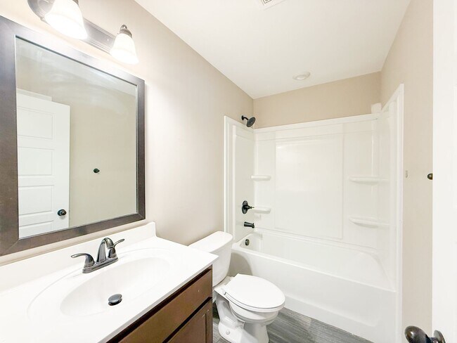 Building Photo - 5 Bedroom 3 Bathroom Home