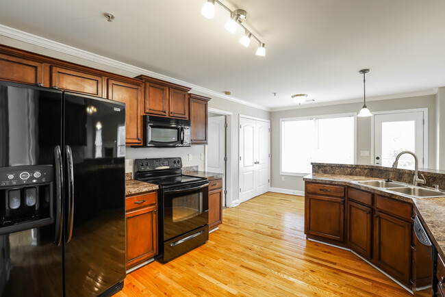 Building Photo - Spacious 5-Bedroom Home