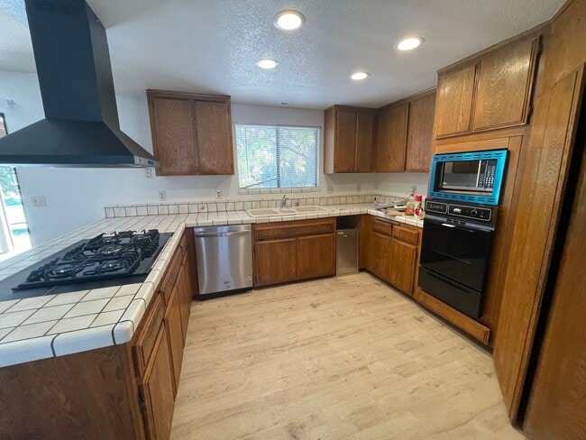 Building Photo - Golf Course- On The Mesa 3 Bedrooms, 2 Bathrooms, New Paint,