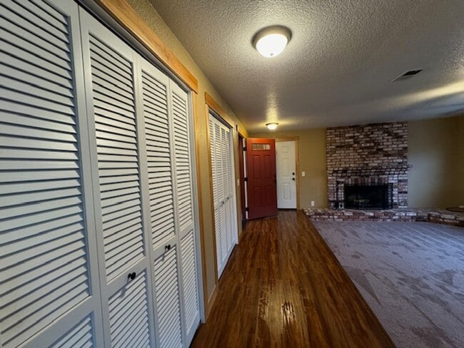 Building Photo - ZELIA! Arcata 3/2, 2 car garage, south facing patio