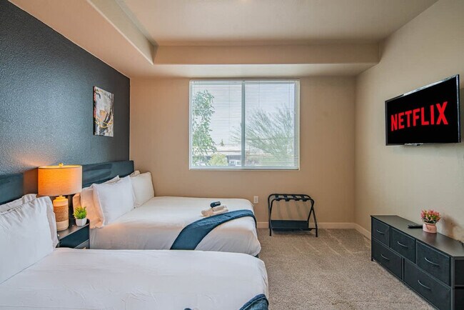 Building Photo - 1890 S Country Club Way