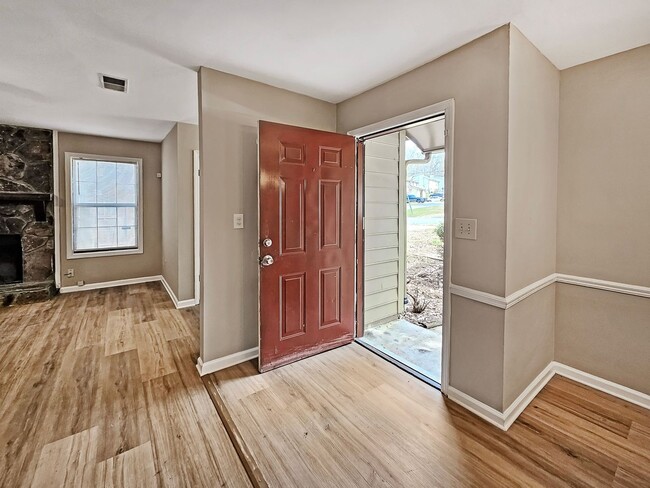 Building Photo - Recently Updated 2/2.5 Flat in Duplex Building - Housing Vouchers Accepted