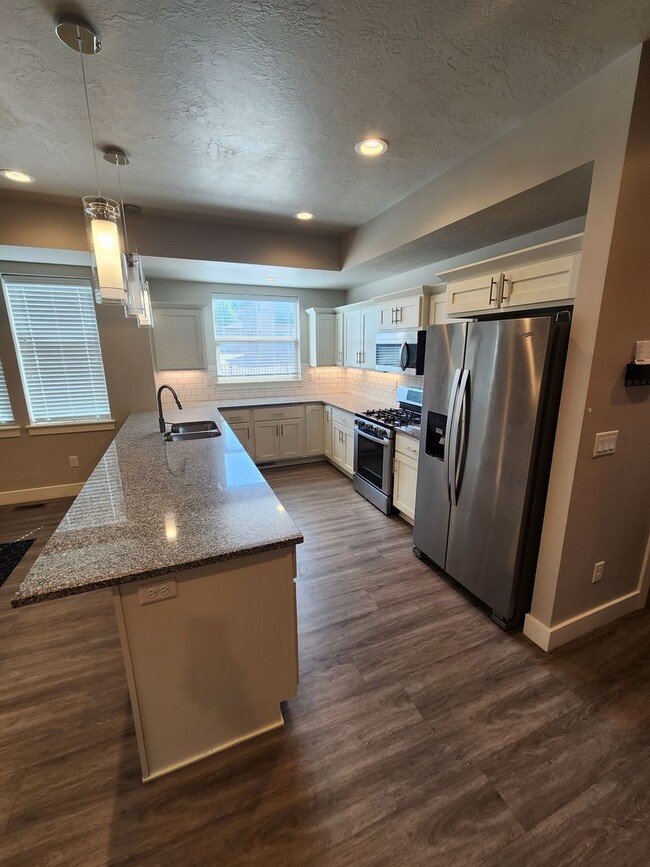 Building Photo - Gorgeous 4 Bedroom Home in Ogden