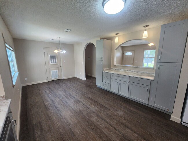 Building Photo - 535 Azalea St