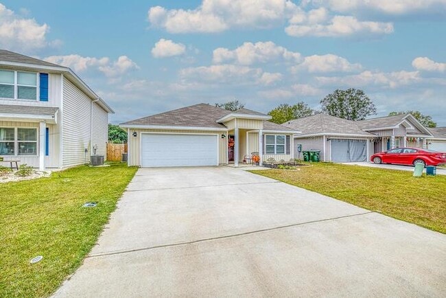 Building Photo - Updated and Move In Ready 4/2 in Cantonment