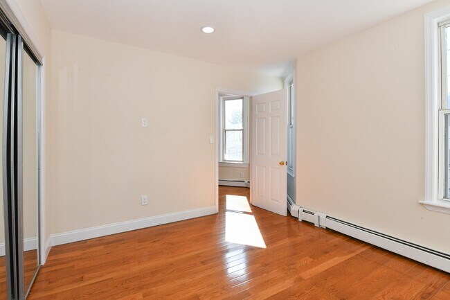 Building Photo - 1402 8TH St