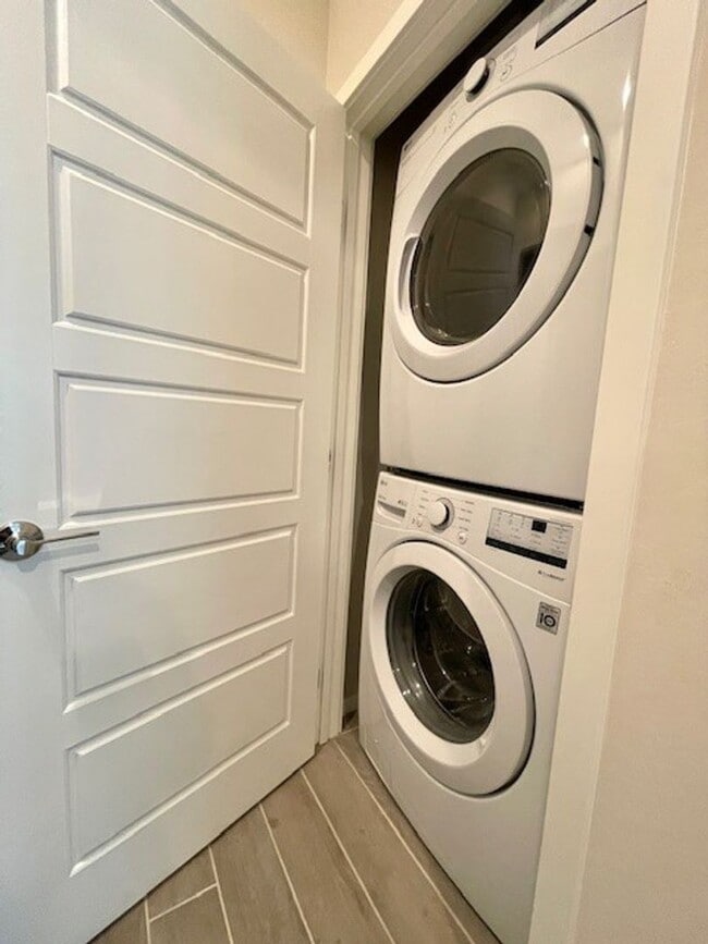 Building Photo - Beautiful Fully Furnished Condo in Affinit...
