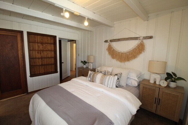 Building Photo - Charming Midtown Ventura Home- 3 Bedroom + 1.75 Bath