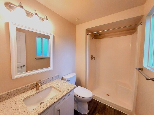 Building Photo - HUGE 5 Bedroom Home - Federal Way