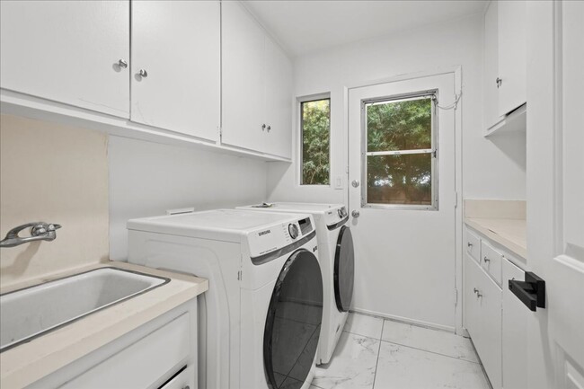 Building Photo - Stunning Remodeled 3-Bedroom Home in Prime...