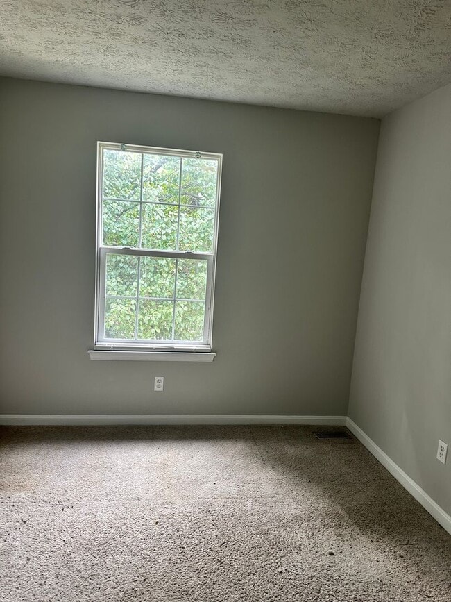 Building Photo - Spacious Townhome for Rent! Finished Basement! W/D! Available Now!
