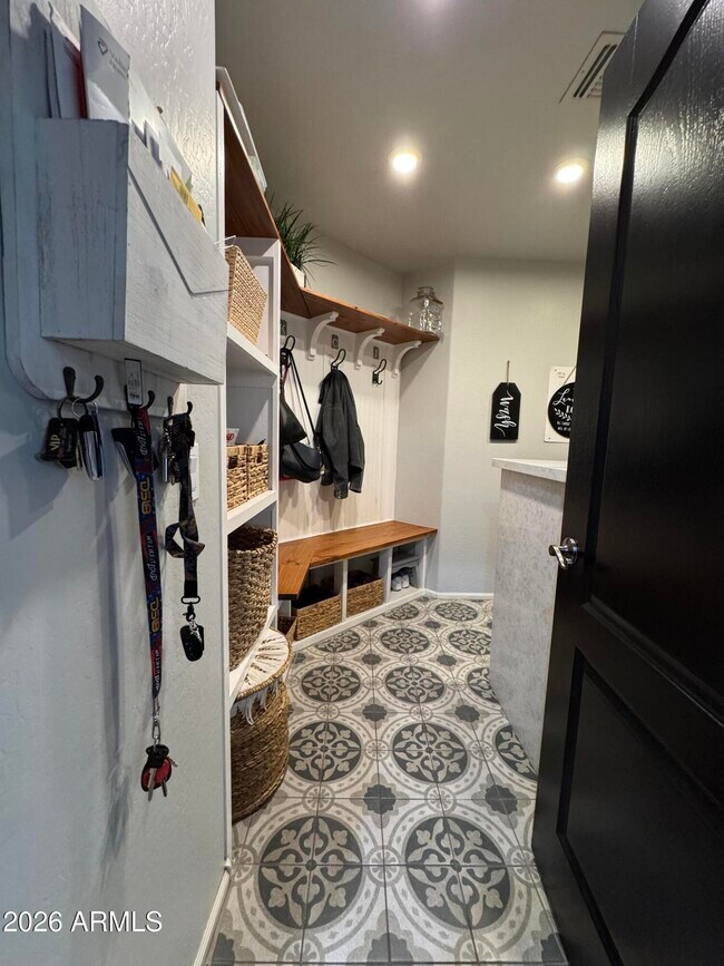 Building Photo - 734 E Kelsi Ave