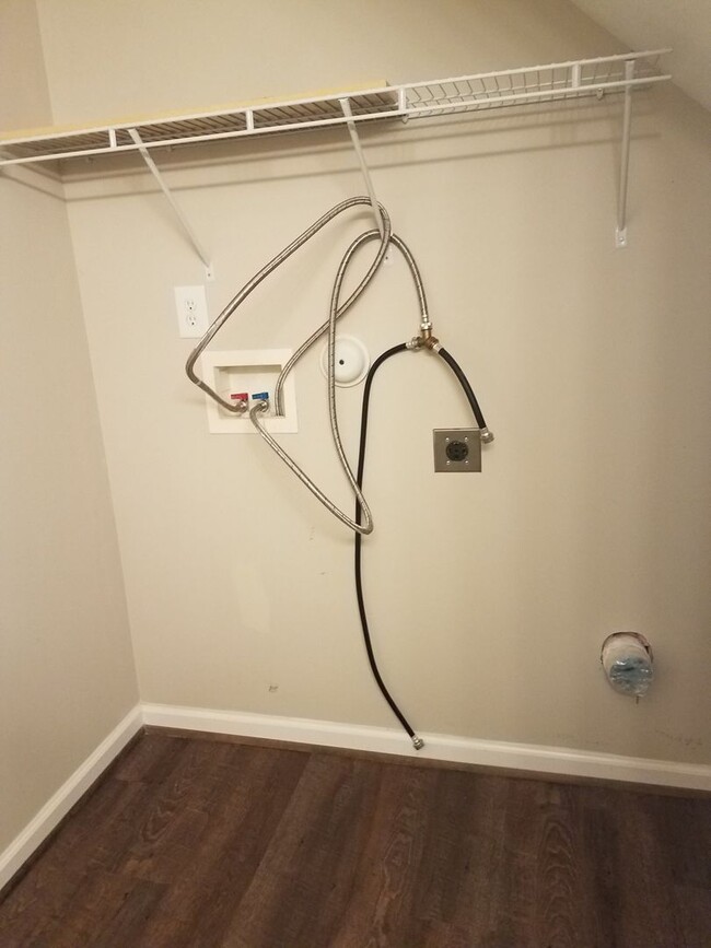 Building Photo - Beautiful 3 Bedroom in Quiet Neighborhood