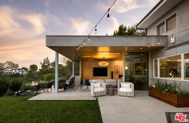 Building Photo - 2344 Banyan Dr