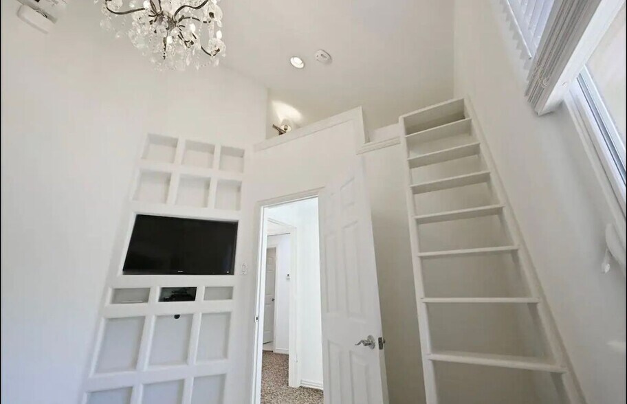 Building Photo - 3711 Highland Dr