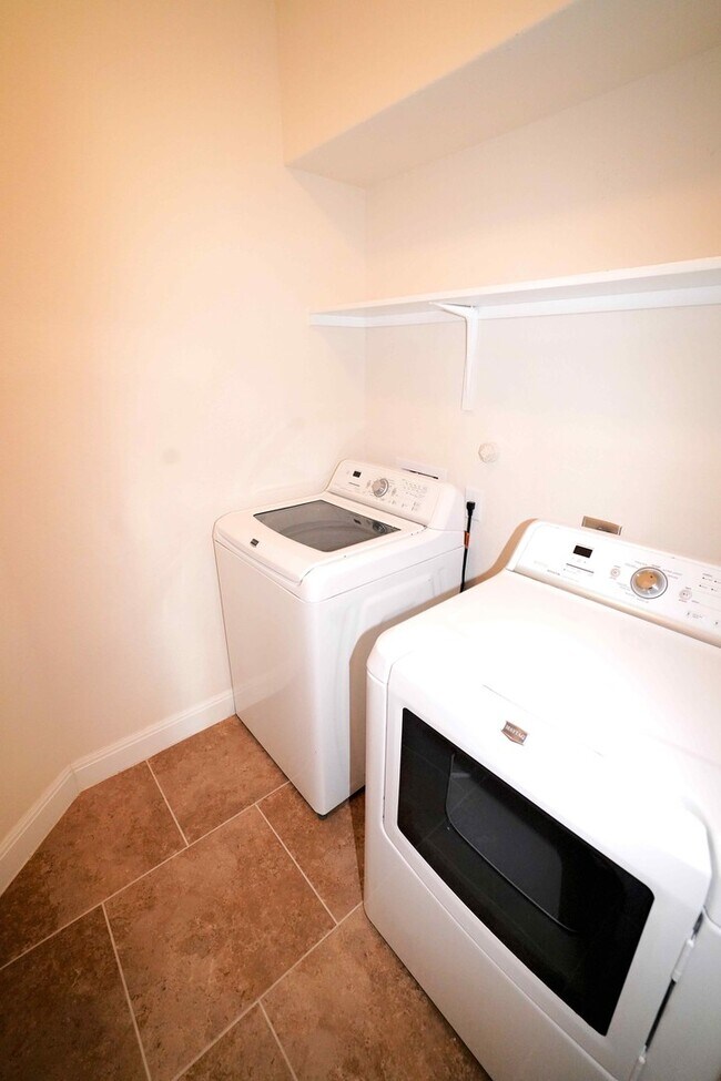 Building Photo - Immaculate rental now available in coveted...