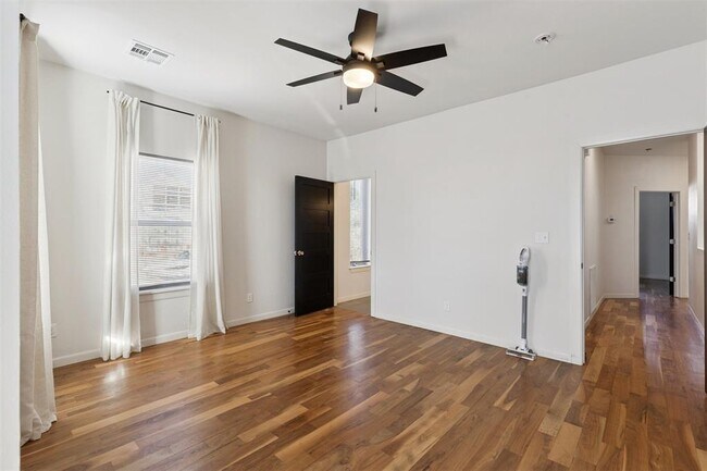 Building Photo - 1008 N Francis Ave