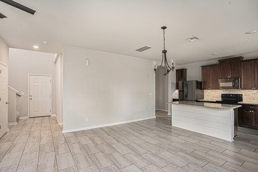 Building Photo - 533 Sand Trail St