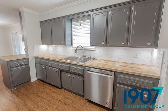 Building Photo - 1201 Kings Ct