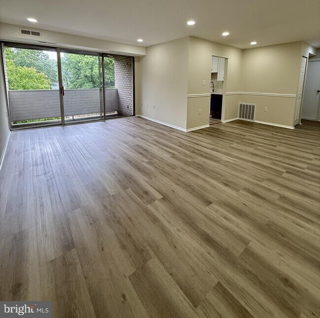 Building Photo - 5608 Bloomfield Dr