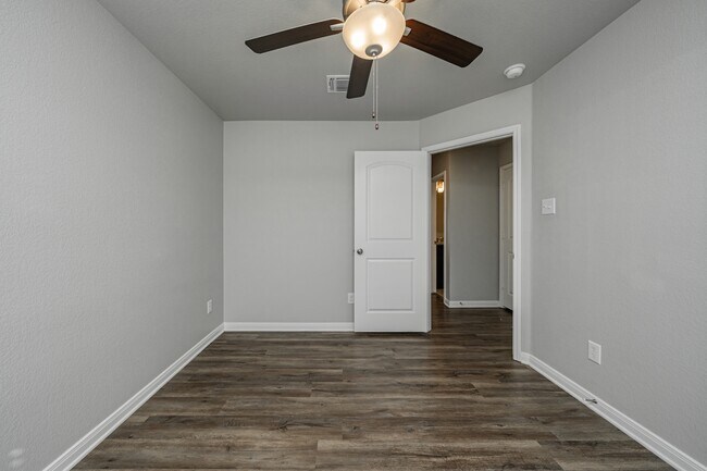 Building Photo - 623 Hollyhock Dr