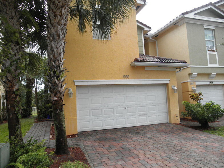Building Photo - 888 Pipers Cay Dr