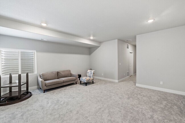 Building Photo - Modern 4BD/3BA Home with Covered Balcony &...