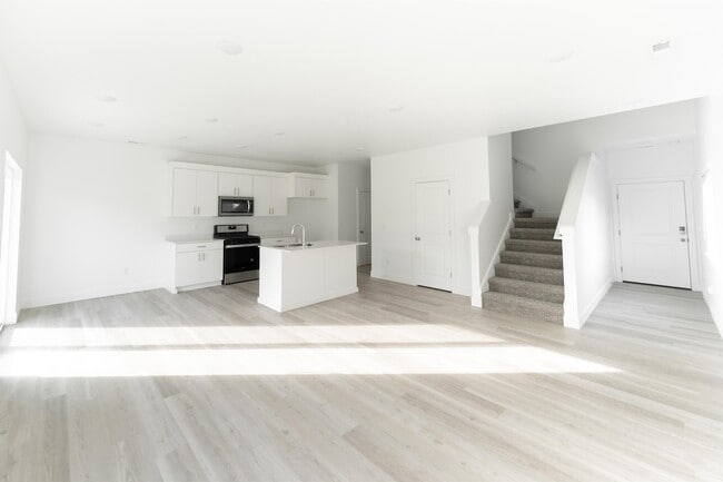 Building Photo - 48 410 W