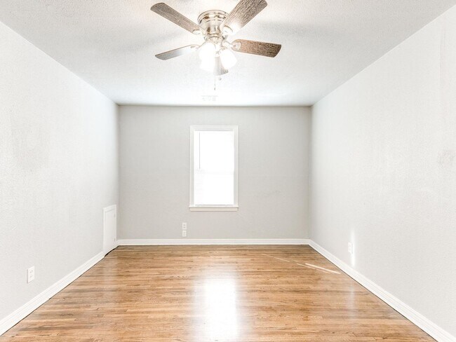Building Photo - Charming 2 bed 1 bath home with many updates!