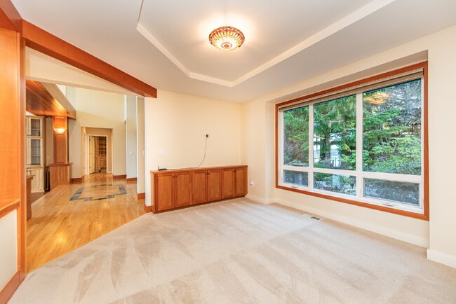 Building Photo - Beautiful Custom Home Overlooking Sequim Bay