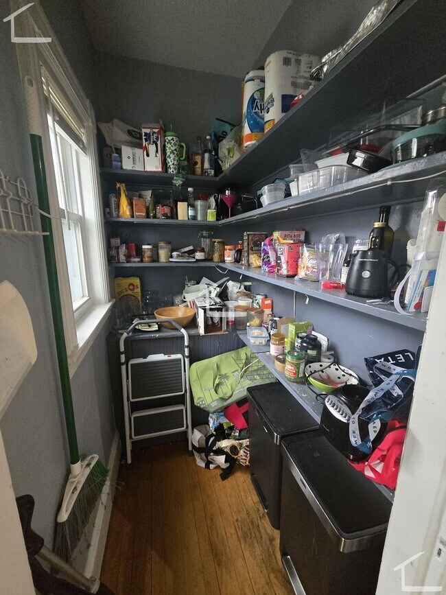 Building Photo - 9/1 No Fee! Spacious 3BR in Spring Hill Somerville!